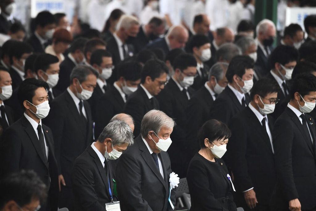 Sekretaris Jenderal PBB António Guterres (bawah, tengah) dan para tamu undangan mengheningkan cipta dalam peringatan 77 tahun serangan bom atom di Taman Peringatan Perdamaian Hiroshima di Hiroshima, Jepang, Sabtu (6/8/2022). 