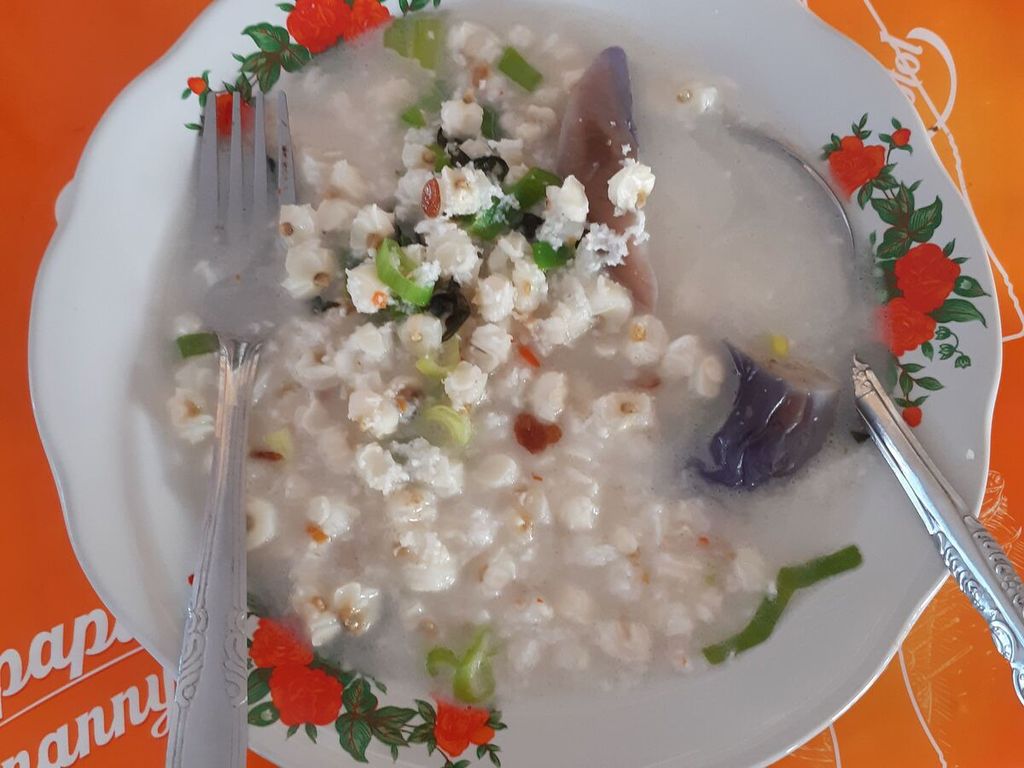 <i>Binthe biluhuta</i> atau sup jagung khas Gorontalo dengan jagung pulut sebagai bahan utamanya disajikan di Rumah Makan Sakinah, Desa Dulamayo Barat, Kabupatan Gorontalo, Sabtu (27/11/2021).
