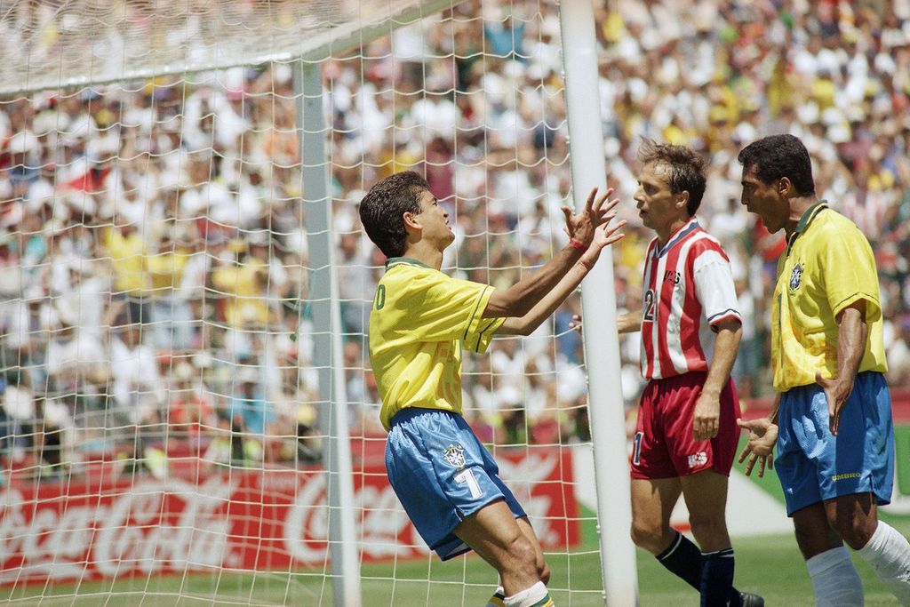 Pemain timnas Brasil Bebeto (kiri) dan Romario (kanan) merayakan gol Bebeto ke gawang AS pada babak 16 besar Piala Dunia AS 1994 di Stadion Stanford, California, 4 Juli 1994. Brasil menang dengan skor 1-0. 