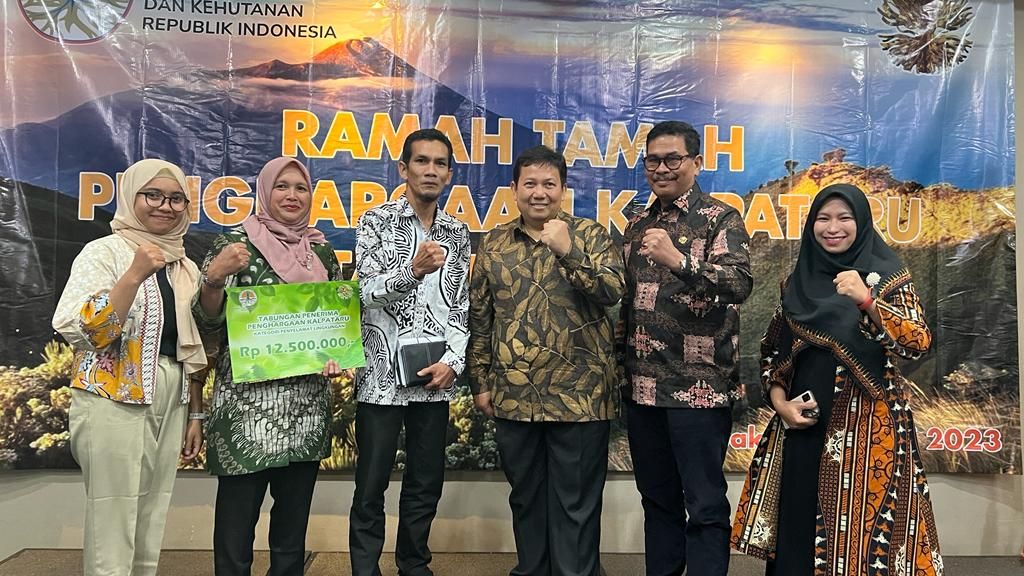 Perwakilan LPHK Damaran Baru dan Dinas Lingkungan Hidup dan Kehutanan Aceh usai menerima Kalpataru di Jakarta, Senin (5/6/2023). Damaran Baru memperoleh Kalpataru untuk kategori kelompok penyelamat lingkungan.