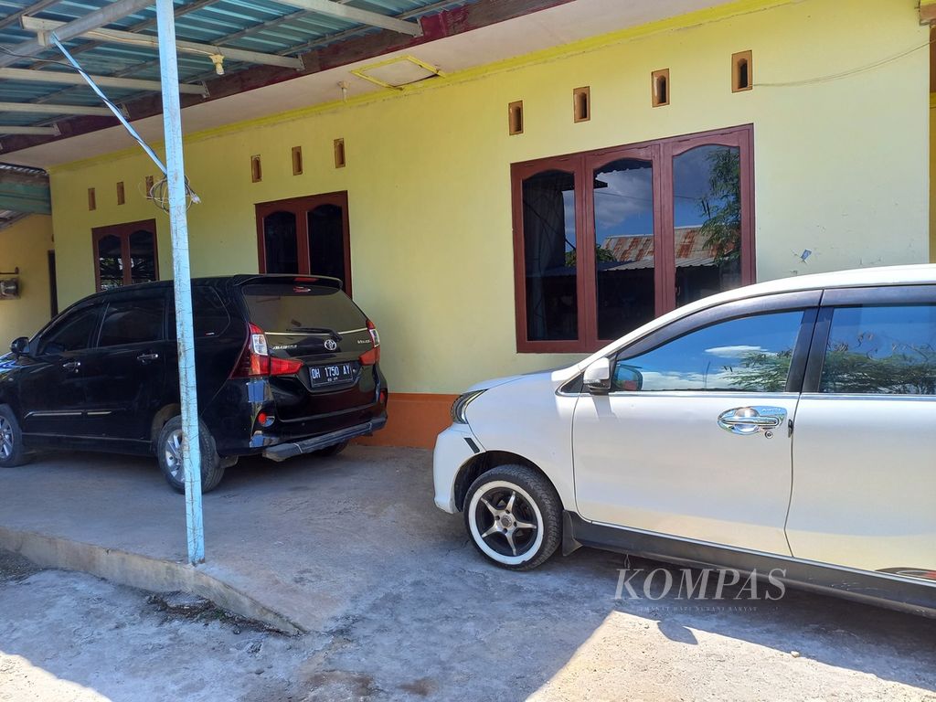 Mobil pribadi milik Martina Kireng di Kelurahan Liliba, Kupang, Senin (12/9/2022). Kireng kini lebih suka pergi ke kantor kerja dengan sepeda motor setelah pemerintah menaikkan tarif BBM bersubsidi baru. 