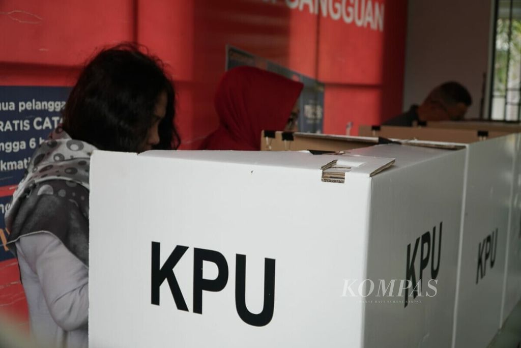 Pemilih di TPS 38 Kelurahan Kubu Dalam Parak Karakah, Padang Timur, Padang, Sumatera Barat, mengikuti pemilu ulang, Sabtu (27/4/2019).