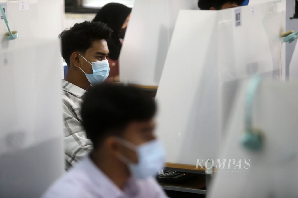 Peserta mengerjakan soal ujian di komputer saat mengikuti ujian tulis berbasis komputer (UTBK) di Kampus A Universitas Negeri Jakarta (UNJ), Rawamangun, Jakarta, Senin (8/5/2023).