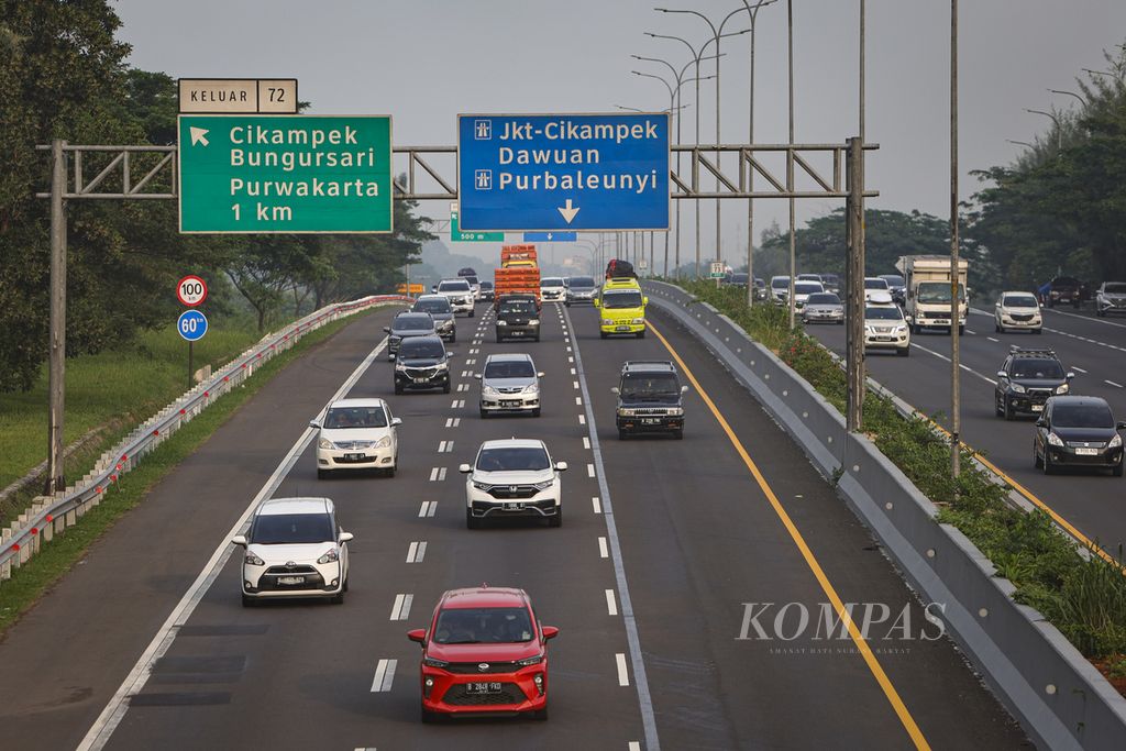 Arus lalu lintas lancar di Jalan Tol Cikopo-Palimanan, Purwakarta, Jawa Barat, Sabtu (6/4/2024).