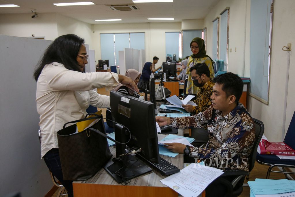 Petugas melayani pembuatan paspor di kantor Imigrasi Kelas I Khusus Non TPI Jakarta Barat, Jumat (21/6/2024). Pelayanan paspor di kantor Imigrasi terdampak akibat gangguan pada sistem Pusat Data Nasional Sementara (PDN). Gangguan PDNS ini terjadi sejak Kamis (20/6/2024). Akibatnya, pelayanan kantor Imigrasi terganggu, salah satunya pelayanan pembuatan paspor. 