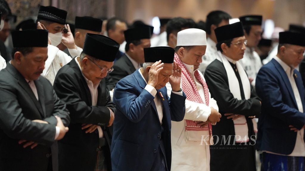 Wakil Presiden Ma'ruf Amin (ketiga dari kiri) menjalankan shalat Idul Fitri 1444 Hijriah di Masjid Istiqlal, Jakarta Pusat, Sabtu (22/4/2023). 