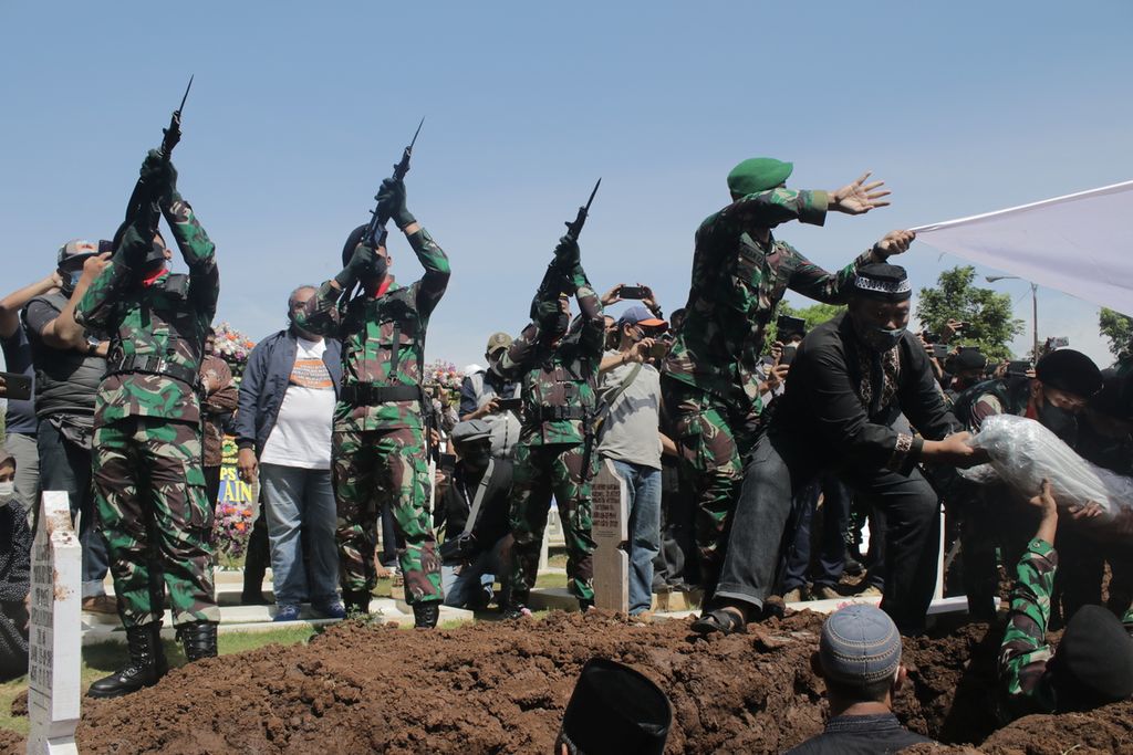 Sejumlah prajurit melakukan prosesi Tembakan Salvo saat jenazah Sersan Satu Anumerta Muhammad Rizal Maulana Arifin dikebumikan di Taman Makam Pahlawan Cikutra, Kota Bandung, Jawa Barat, Sabtu (29/1/2022).