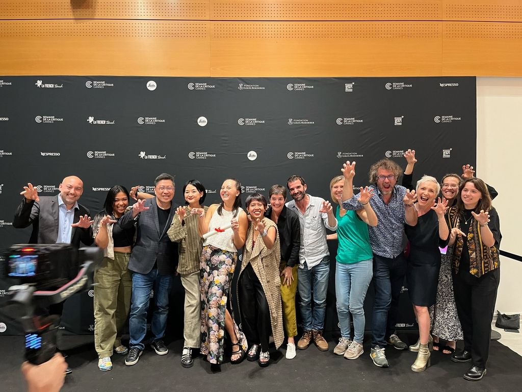 Tim film Tiger Stripes berfoto bersama seusai pengumuman pemenang Cannes Critics Week, di Cannes, Rabu (24/5/2023).