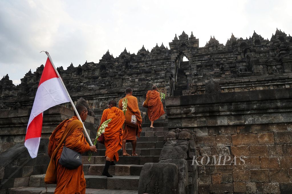 Biksu yang melakukan perjalanan dari Thailand (<i>thudong</i>) tiba di Candi Borobudur, Magelang, Jawa Tengah, Kamis (1/6/2023). Perjalanan 33 biksu tersebut bagian dari ritual mereka menyambut hari Waisak pada 4 Juni 2023 .