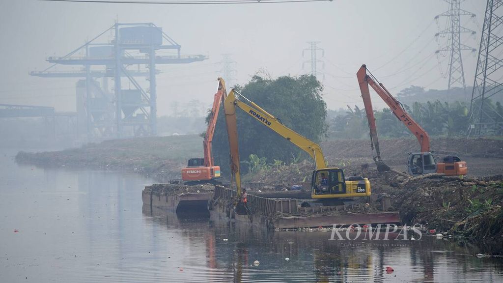 Alat berat diparkir di aliran Sungai Cikarang Bekasi Laut (CBL) di Babelan, Kabupaten Bekasi, Jawa Barat, Jumat (10/7/2020).