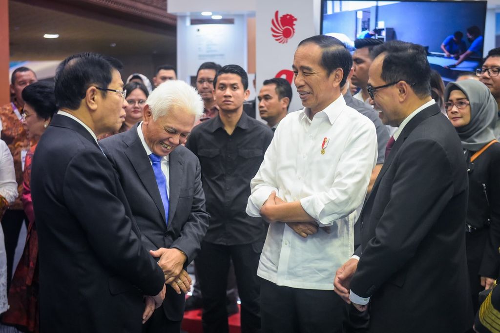 Presiden Joko Widodo meninjau pameran Hub Space yang mengambil tema ”Journey to Connect Indonesia” yang digelar di Plenary Hall, Jakarta Convention Center (JCC), Jakarta, Jumat (29/9/2023).