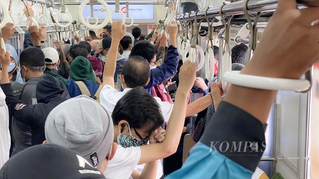 Para penumpang kereta rel listrik (KRL) Commuter Line memenuhi gerbong kereta di Stasiun Manggarai, Jakarta, Rabu (17/11/2021).