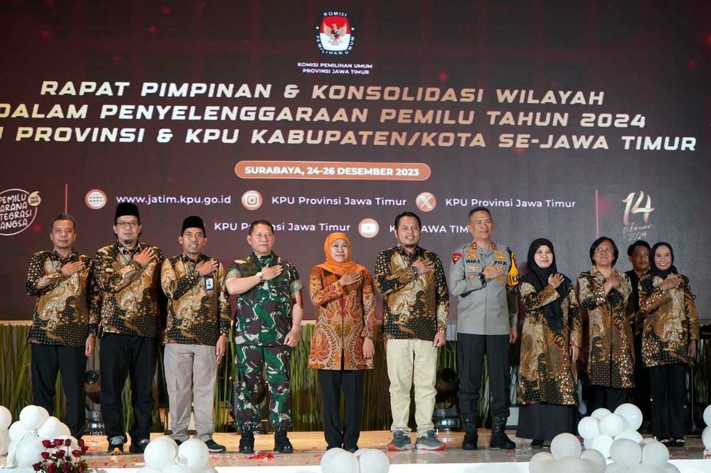 Rapim penyelenggaraan pemilu dan penandatangan kerja sama antara KPU Jatim dan Polda Jatim terkait sinergi pelaksanaan tugas dan fungsi penyelenggara pemilu dan pilkada serentak 2024 di wilayah Jatim, Minggu (24/12/2023) malam, di Surabaya.