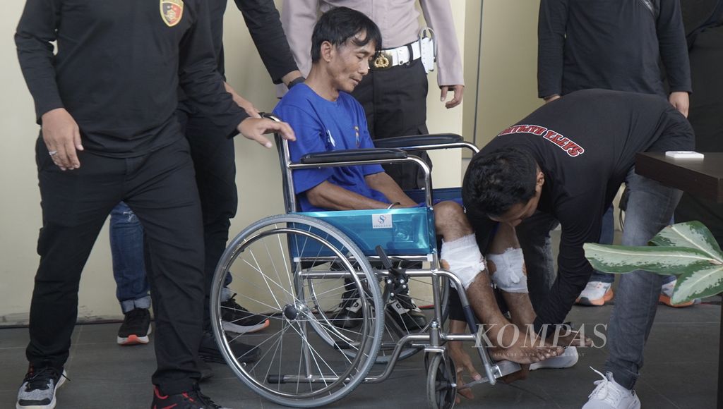 Suyono, pelaku mutilasi, saat dihadirkan dalam ungkap kasus pembunuhan berencana di Polres Sukoharjo, Jawa Tengah, Selasa (30/5/2023). 