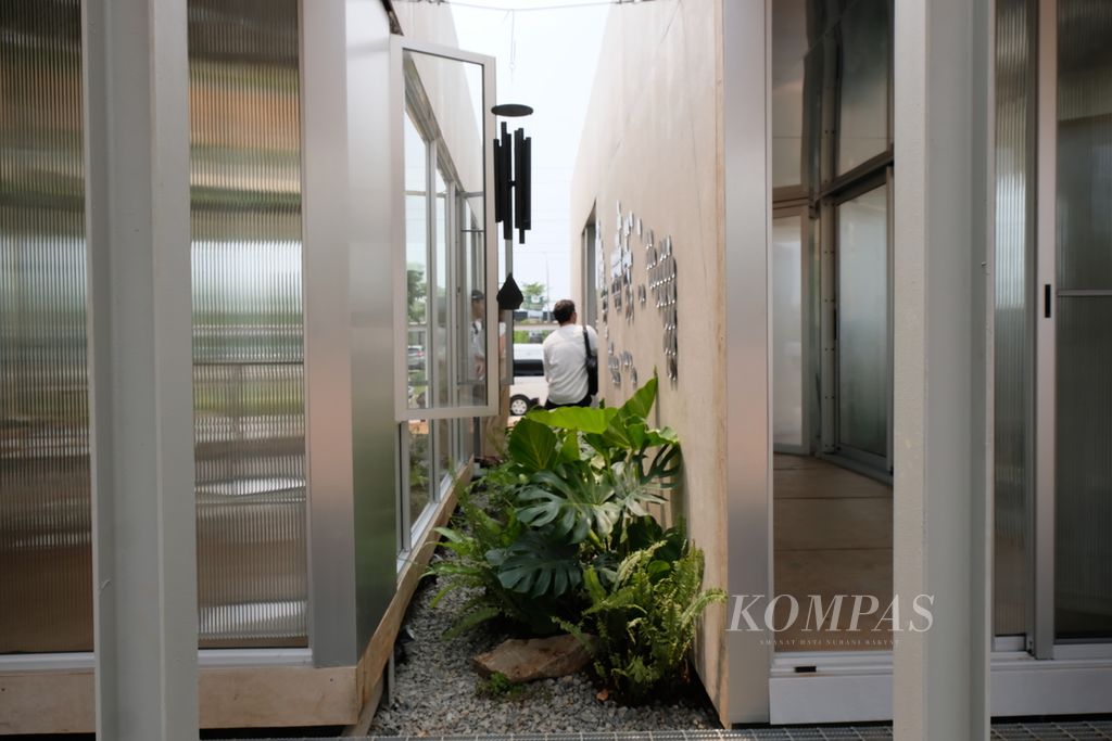  Suasana instalasi bertajuk Terasa oleh arsitek Primaldy Perdana dari Pravva Studio berkolaborasi dengan YKK AP yang dipamerkan pada Bintaro Design District (BDD) 2023 di kawasan Bintaro, Tangerang Selatan, Banten, Rabu (8/11/2023).