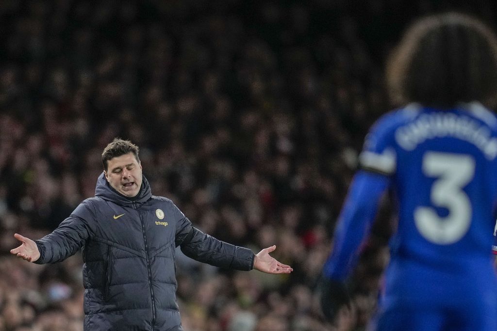 Chelsea Manager Mauricio Pochettino's gesture when accompanying his troops to compete against Arsenal in the Premier League, Wednesday (24/4/2024) early morning WIB.