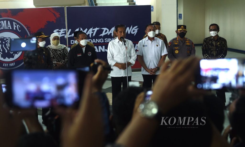 Presiden Joko Widodo memberikan keterangan pers seusai melihat kondisi Stadion Kanjuruhan, Kabupaten Malang, Rabu (5/10/2022). Presiden meminta Kementerian PUPR untuk mengaudit seluruh stadion untuk lebih menjamin keamanan. 