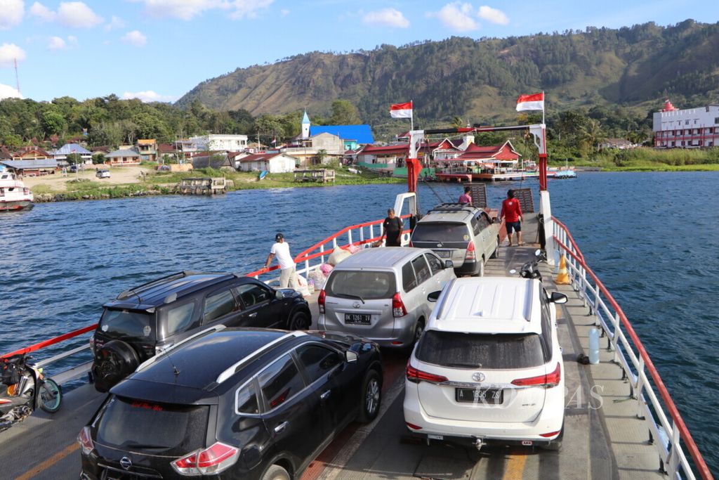KMP Muara Putih I menyeberang dari Pelabuhan Muara di Kabupaten Tapanuli Utara ke Pelabuhan Sipinggan di Kabupaten Samosir, Sumut, Sabtu (9/10/2021).