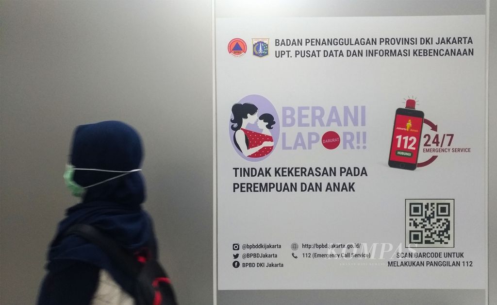 Iklan pemberitahuan nomor darurat untuk laporan kekerasan pada perempuan dan anak terpasang di Stasiun MRT Bundaran HI, Jakarta, Jumat (11/10/2019). 