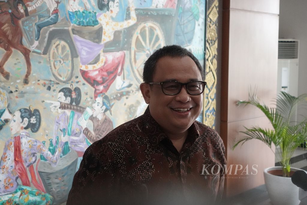 Koordinator Staf Khusus Presiden Anak Agung Gde Ngurah Ari Dwipayana menjawab pertanyaan awak media di Gedung Utama Sekretariat Negara, Kompleks Istana Kepresidenan, Jakarta, Rabu (6/12/2023).