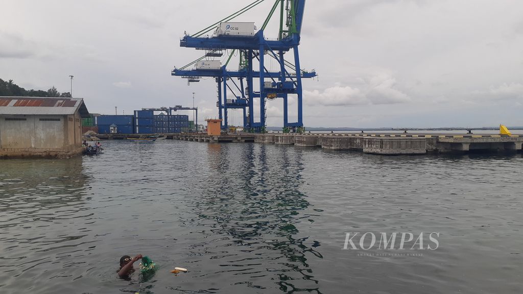 Tampak peti kemas di Pelabuhan Kota Sorong, Papua Barat, Minggu (30/1/2022).