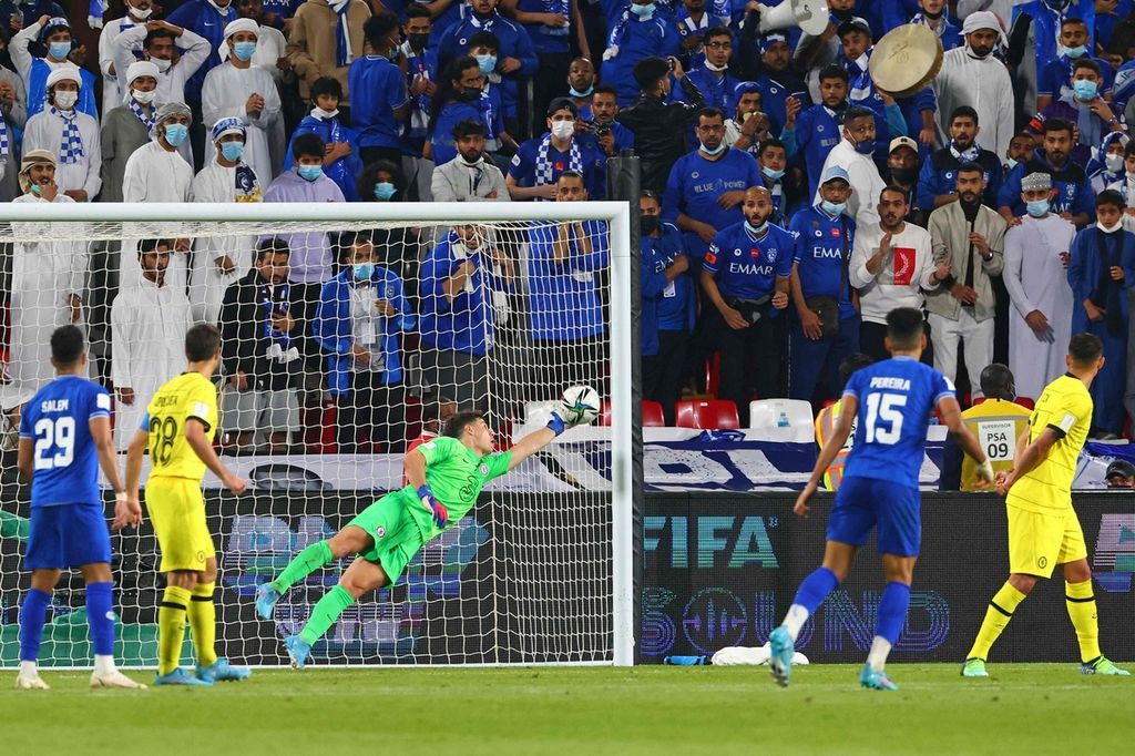Kiper Chelsea Kepa Arrizabalaga (tengah) menyelamatkan gawangnya dari tendangan pemain Al Hilal pada laga semifinal Piala Dunia Antarklub di Abu Dhabi, Uni Emirat Arab, Rabu (9/2/2022). Chelsea memenangi laga itu dengan skor 1-0.