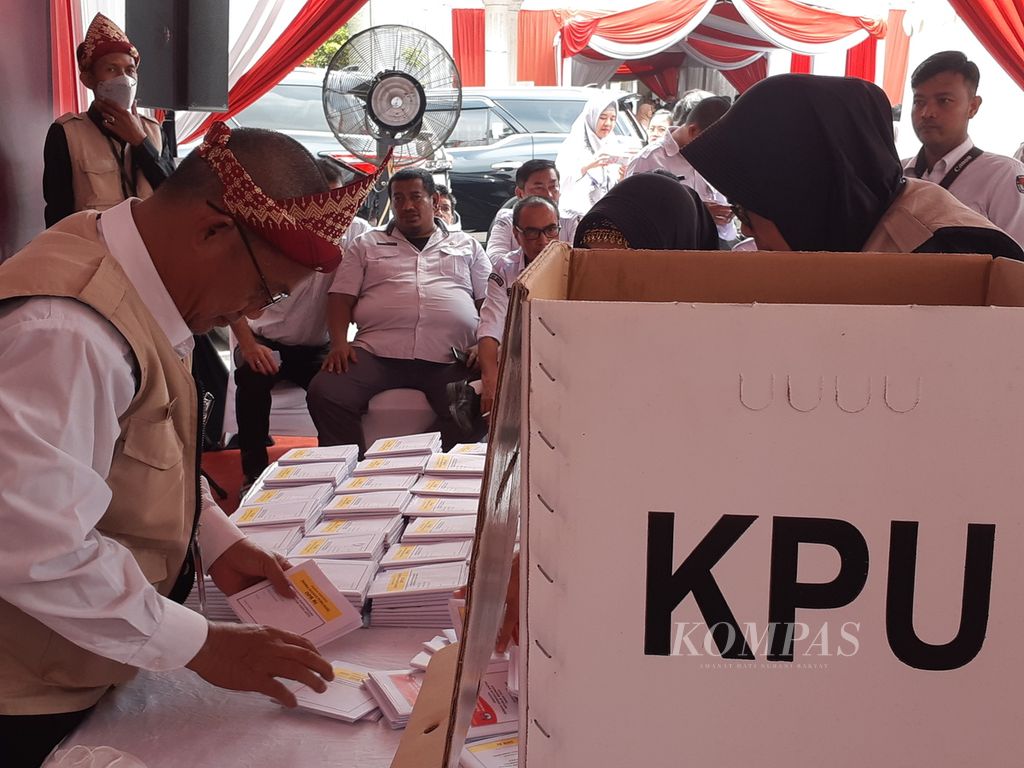 Seorang petugas Kelompok Penyelenggara Pemungutan Suara (KPPS) menghitung surat suara pada simulasi penghitungan suara pemilu serentak tahun 2024 di Palembang, Sumatera selatan, Kamis (27/4/2023). Simulasi ini bertujuan untuk mencari formula kerja yang tepat agar kejadian tahun 2019 yang merenggut ratusan nyawa petugas KPPS tidak terulang.