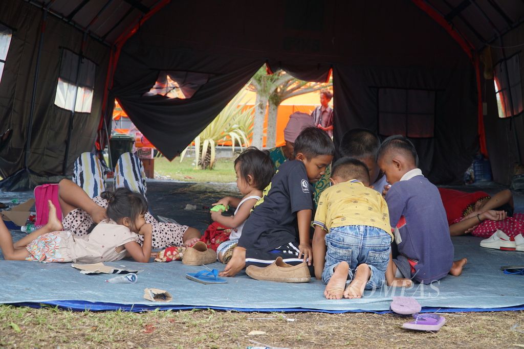 Anak-anak pengungsi gempa di posko utama di sekitar kantor dan rumah dinas Bupati Pasaman Barat menunggu jemputan untuk kembali ke rumah masing-masing di Nagari Kajai, Kecamatan Talamau, Pasaman Barat, Sumatera Barat, Rabu (9/3/2022). 