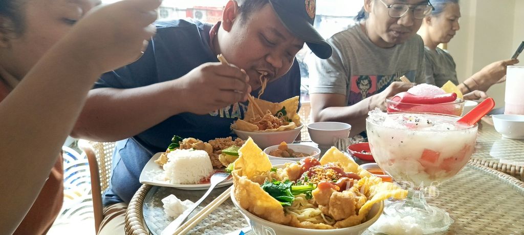 Pelanggan menikmati <i>hot cui mie</i> khas Kota Malang, Jawa Timur, Selasa (5/12/2023).