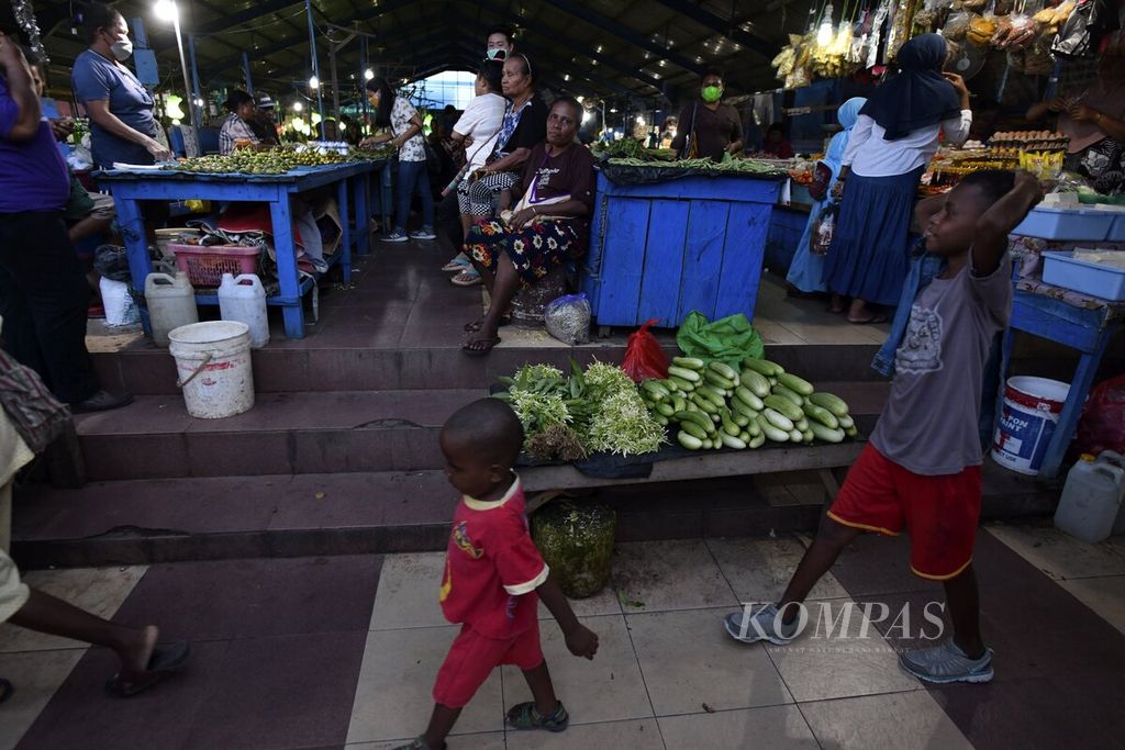 Anak-anak berada di Pasar Inpres, Waupnor, Kabupaten Biak Numfor, Papua, Selasa (28/9/2021). Biak Numfor merupakan salah satu dari 20 kabupaten/kota di Papua yang memberlakukan pemberlakuan pembatasan kegiatan masyarakat (PPKM) level 2 sejak perpanjangan PPKM pada 21 September hingga 4 Oktober 2021. 