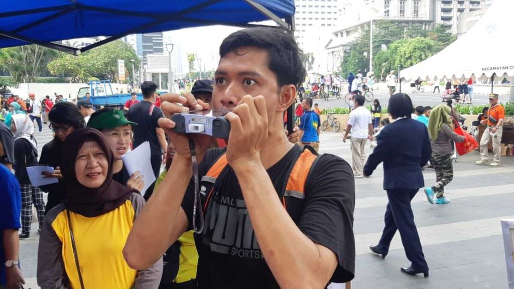 Seorang pengunjung melakukan pemeriksaan fungsi paru dengan spirometri di sela-sela kegiatan hari bebas kendaraan di Jakarta, Desember 2019.