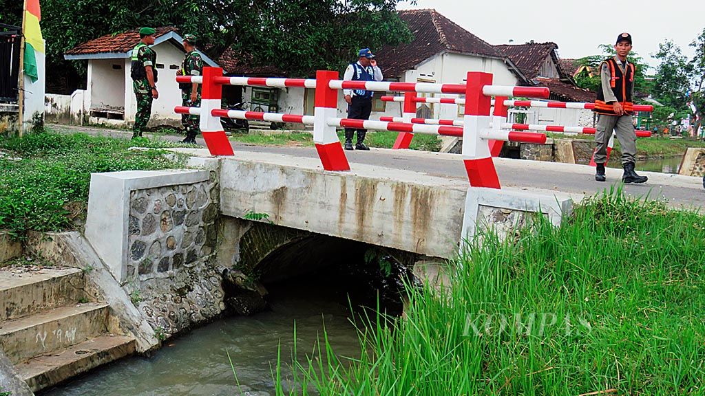 Jembatan Dusun Blimbing, Desa Klecorejo, ini diperbaiki secara swakelola dengan biaya yang bersumber dari dana desa 2017 sebesar Rp 55 juta.