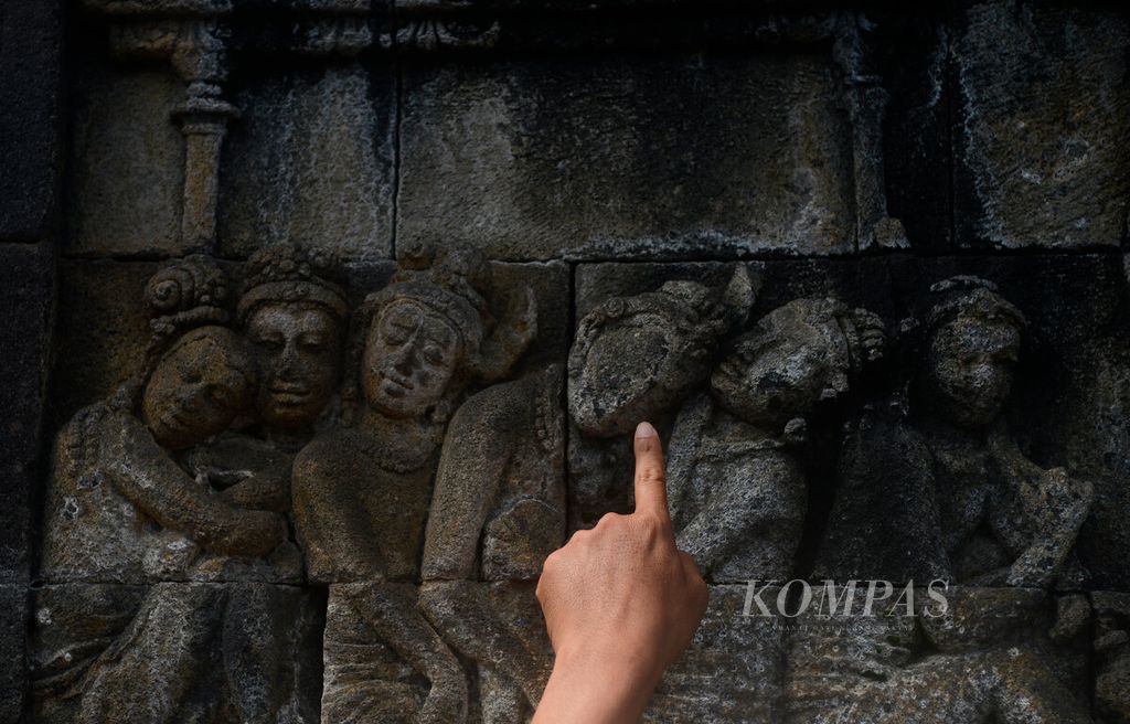 Detail wajah pada salah satu relief yang rusak di Candi Borobudur di Kabupaten Magelang, Jawa Tengah, Selasa (7/6/2022). Rencana pembatasan pengunjung berwisata di atas candi sebagai upaya pelestarian bangunan candi untuk jangka panjang. 