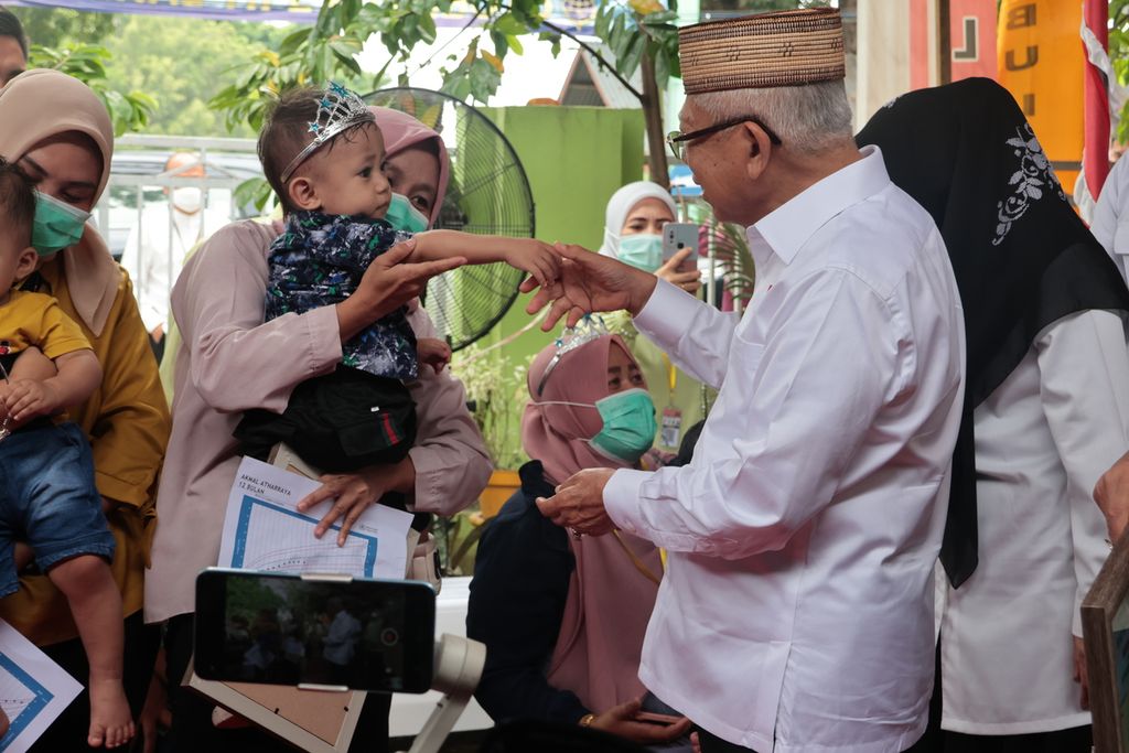 Seorang anak menyalami Wakil Presiden Ma'ruf Amin di Kantor Kelurahan Kayubulan, Kabupaten Gorontalo, Provinsi Gorontalo, Jumat (14/4/2023). Anak ini baru melewati status tengkes (stunting) setelah mendapatkan intervensi.