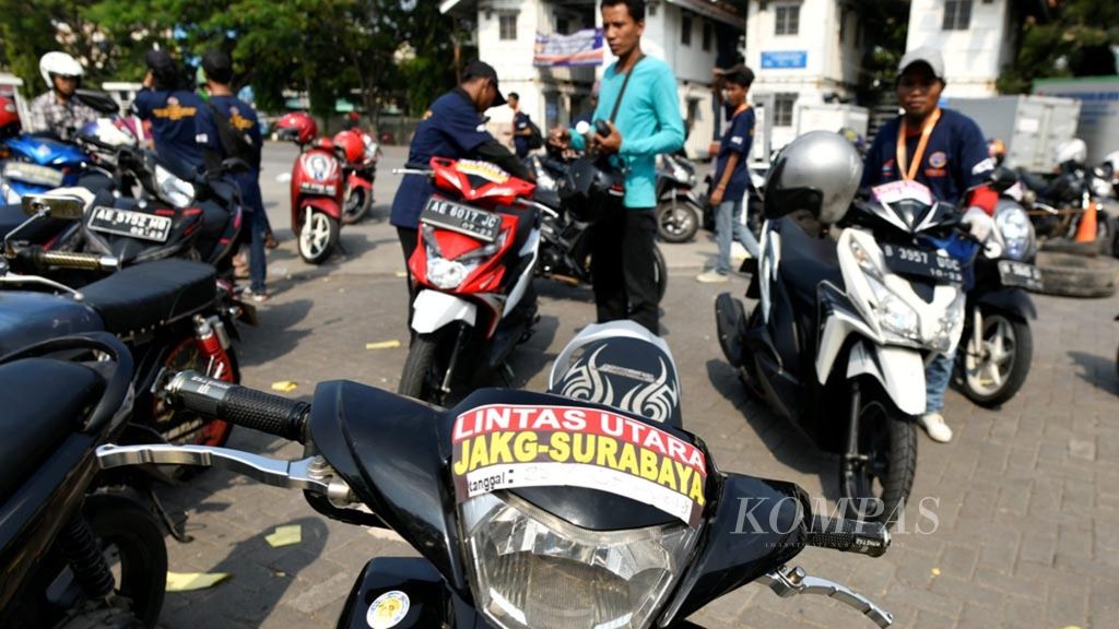 Pekerja menyiapkan sepeda motor warga yang mengikuti angkutan mudik gratis sepeda motor di Stasiun Jakarta Gudang, Jakarta, Minggu (26/5/2019). 