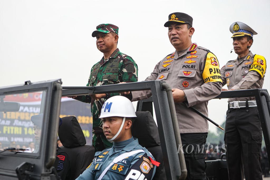 The Commander of the Indonesian Armed Forces General Agus Subiyanto, National Police Chief General (Pol) Listyo Sigit Prabowo, and the Chief of Operation Ketupat 2024 Commissioner Karsiman (from left to right) inspected the troops during the parade of Operation Ketupat 2024 in the Monas area, Jakarta, on Wednesday (3/4/2024).