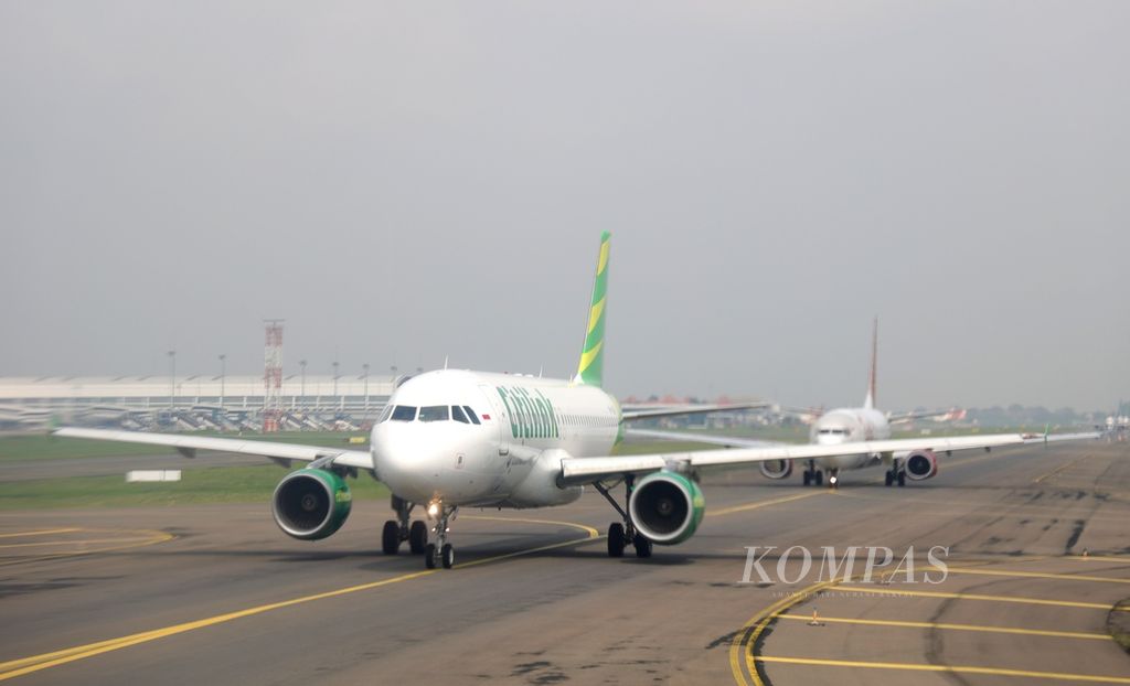 Pesawat terbang siap lepas landas dari Bandara Soekarno-Hatta, Tangerang, Banten, Senin (25/7/2022). Saat ini industri penerbangan tengah mengalami dilema dengan melonjaknya harga avtur, tetapi ruang untuk menaikkan harga tiket terbentur aturan tarif batas atas. Biaya avtur menyumbang 20-30 persen biaya operasional penerbangan. 