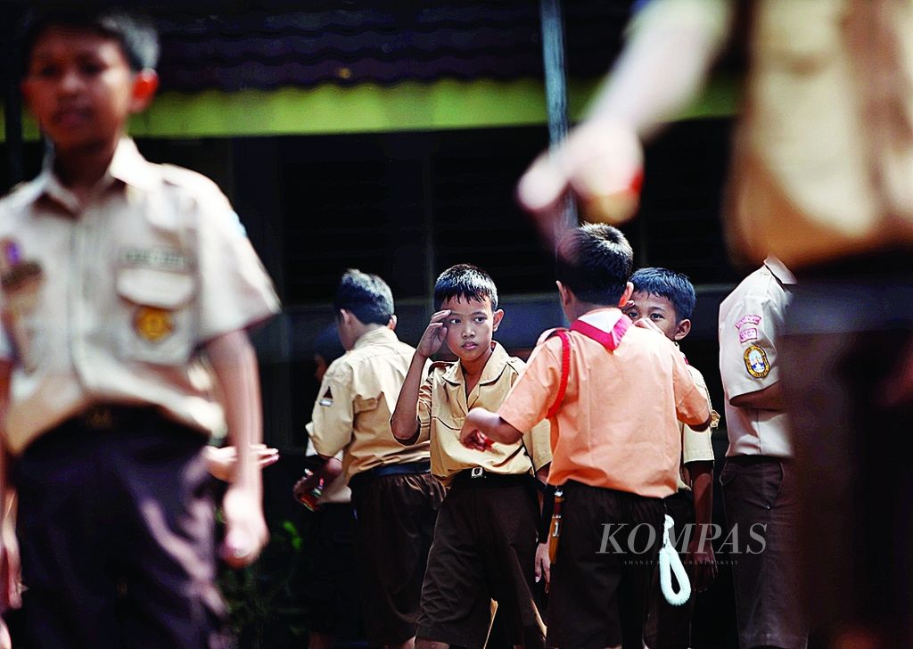 Siswa sekolah dasar di Kawasan Grogol Utara, Jakarta Selatan, bermain di halaman sekolah saat jam istirahat, Rabu (20/7/2011). Penggunaan dana bantuan operasional sekolah harus dilaksanakan dengan transparan karena menyangkut penggunaan uang negara. 