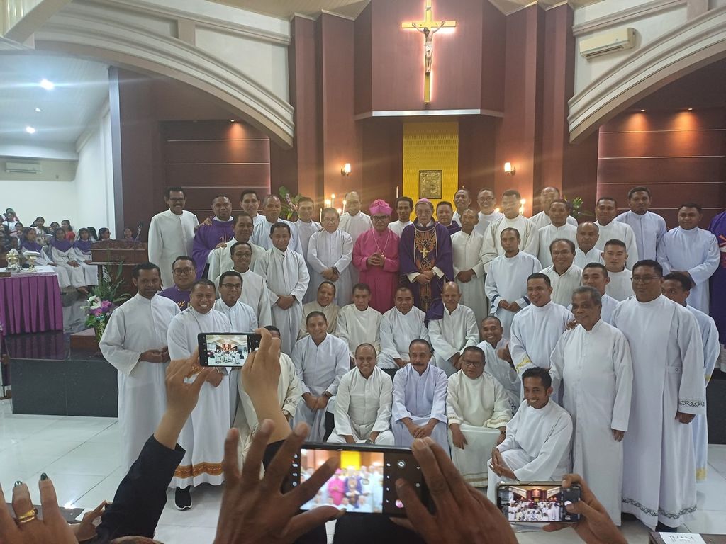 Para imam, dan frater di Kota Kupang yang hadir dalam misa pengumuman uskup baru, foto bersama uskup baru, Hironimus Pakaenoni dan Mgr Petrus Turang Pr usai misa di Kupang, Sabtu (9/3/2024).