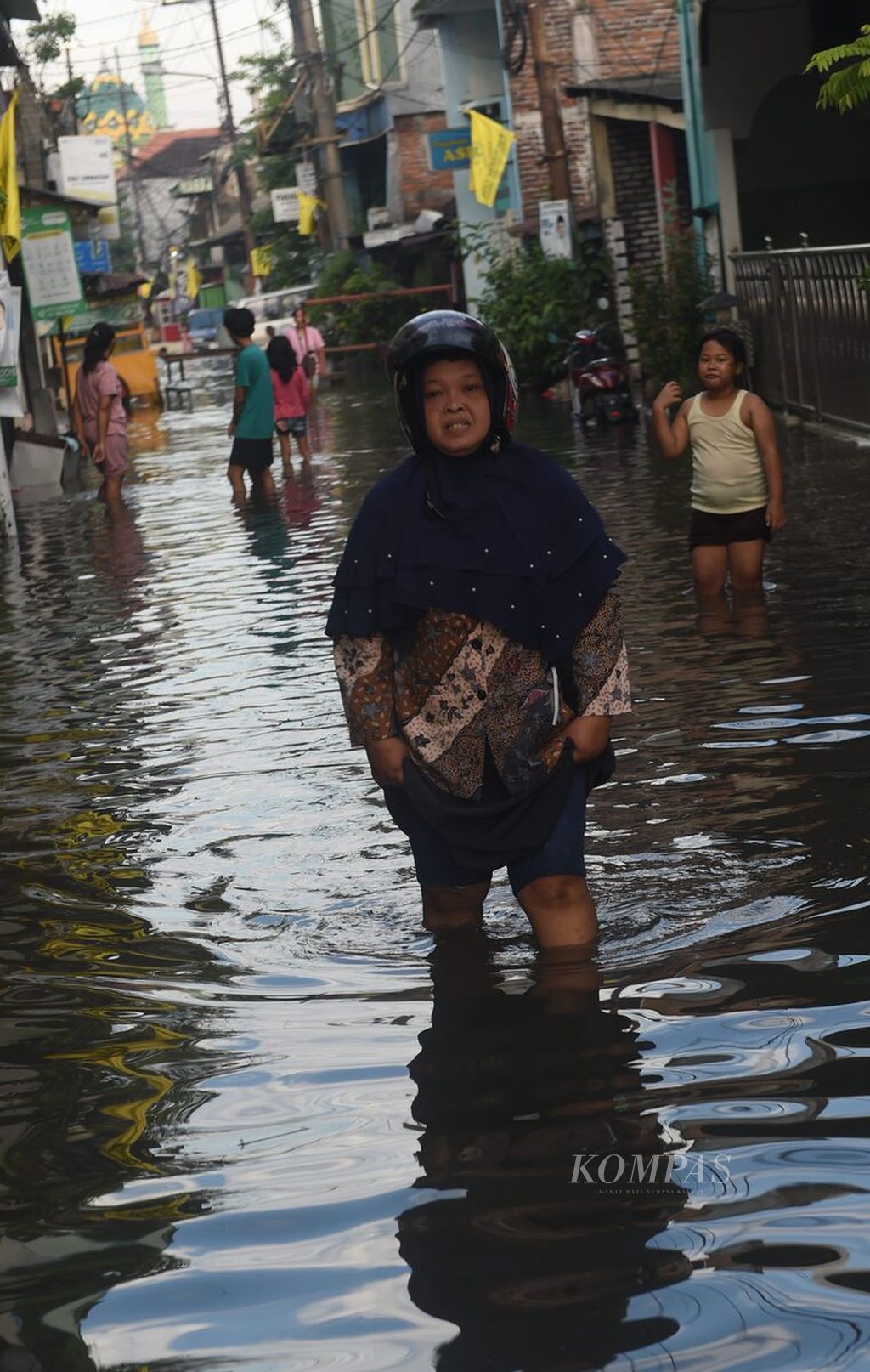 Banjir melanda pemukiman di Bungurasih, Kecamatan Waru, Sidoarjo, Jatim, Selasa (6/2/2024). 