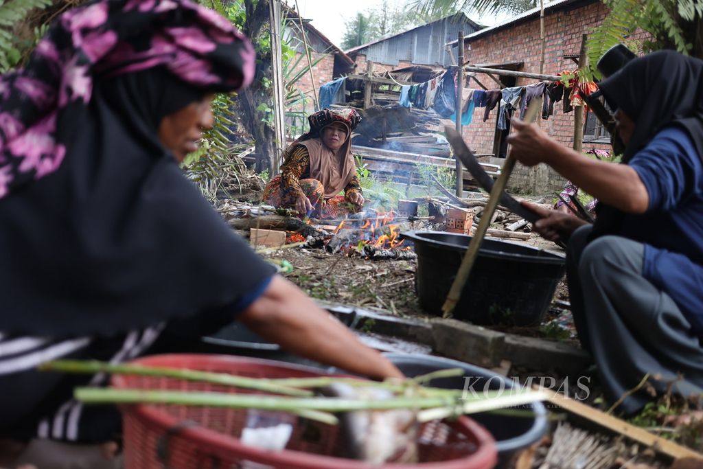 Sejumlah ibu rumah tangga memasak hidangan dengan bahan ikan gabus di Desa Tebat Patah, Kecamatan Taman Rajo, Muaro Jambi, Provinsi Jambi, Kamis (15/8/2028). Perempuan desa itu mendapat pelatihan gastronomi dari anggota Pasar Dusun Karet (Paduka) untuk meningkatkan kemampuan mereka dalam menghadirkan bermacam makanan lokal guna meningkatkan daya tarik KCBN Muarajambi. 