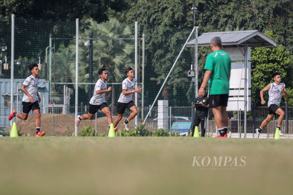 Pemain tim Indonesia U-17 berlatih ketahanan fisik dalam sesi latihan di Lapangan Sepak Bola A Senayan, kompleks Stadion Gelora Bung Karno, Jakarta, Sabtu (16/9/2023). Tim Indonesia U-17 melakukan latihan menjelang pemusatan pelatihan intensif dan laga uji coba di Jerman pada 18 September hingga 24 Oktober 2023. Pemusatan latihan tersebut guna mempersiapkan tim Indonesia U-17 di Piala Dunia U-17. Diketahui tim Indonesia U-17 akan menghadapi Ekuador, Maroko, dan Panama di Grup A. 