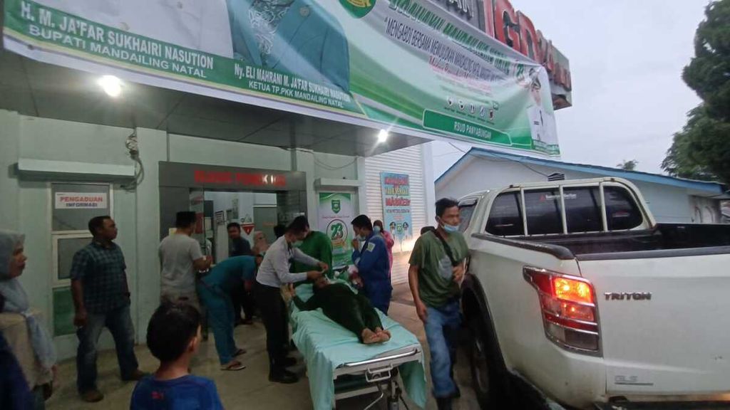 Para korban keracunan gas Sorik Marapi tiba di RSUD Panyabungan, Sabtu. 6 Maret 2022. 