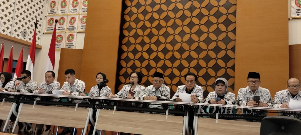 Ketua Umum Pengurus Besar Persatuan Guru Republik Indonesia (PGRI) Unifah Rosyidi (tengah) menyampaikan sikap PGRI yang tetap berkomitmen memperjuangkan nasib guru di tengah tudingan sejumlah kalangan internal yang meragukan kepemimpinannya di Jakarta, Sabtu (17/6/2023).