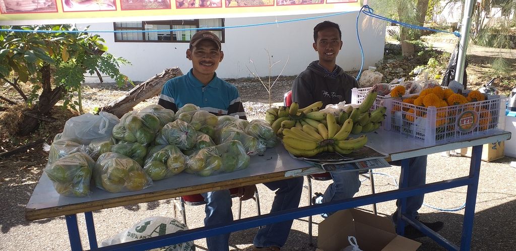 Mahasiswa Fakultas Pertanian Kupang menjual hasil produk mereka dari lahan kering. Mereka menjual buah pisang, lemon, buah labu jipang, dan lainnya, dengan harga Rp 10.000-Rp 25.000 per jenis buah. Para mahasiswa ini berlatih bertani di.lahan kering sekaligus belajar memasarkan.