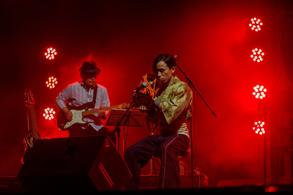 Beberapa musisi mengiringi aksi instrumentalis global, Kitaro, di sela Rainforest World Music Festival di Kuching, Sarawak, Malaysia, Jumat (28/6/2024).