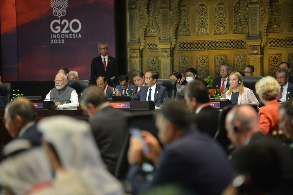 Presiden Joko Widodo (tengah) disaksikan Perdana Menteri India Narendra Damodardas Modi (kiri) dan Perdana Menteri Italia Giorgia Meloni (kanan) membuka secara resmi KTT G20 Indonesia 2022 di Nusa Dua, Bali, Selasa (15/11/2022). 