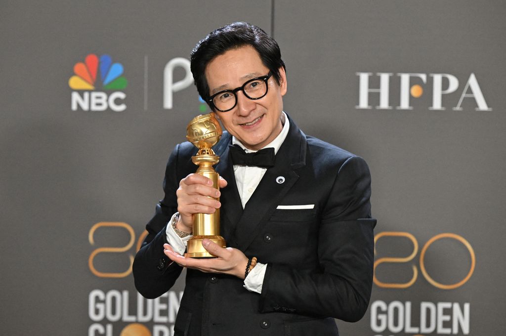 Aktor Amerika Serikat kelahiran Vietnam, Ke Huy Quan, berpose dengan penghargaan untuk Aktor Pendukung Terbaik di ruang pers selama acara Penghargaan Golden Globe ke-80 di Hotel The Beverly Hilton, Beverly Hills, California, AS, Selasa (10/1/2023).