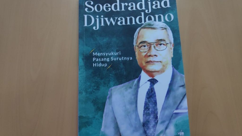 Halaman muka buku berjudul 'Soedradjat Djiwandono; Mensyukuri Pasang Surutnya Hidup