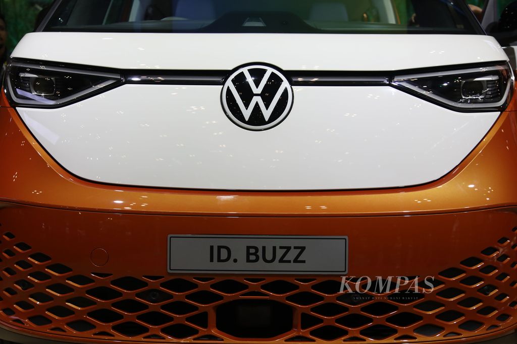 Bagian depan Volkswagen ID.Buzz, penerus VW Kombi bertenaga listrik, diluncurkan dalam Gaikindo Indonesia International Auto Show (GIIAS) 2024 di ICE BSD, Tangerang, Banten, 17 Juli 2024. 